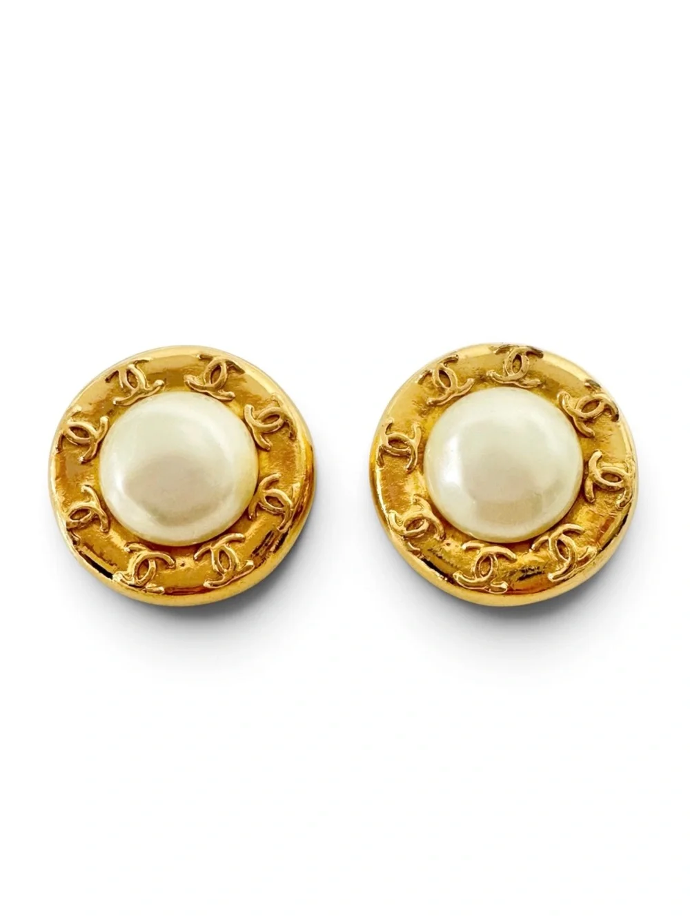 CHANEL Round Faux Pearl Gold Plated Coco Mark CC Logo Vintage Clip On Earrings